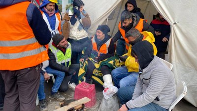 Diyarbakır'da çalışmalarda ayağı kırılan AFAD gönüllüsü görevine devam ediyor