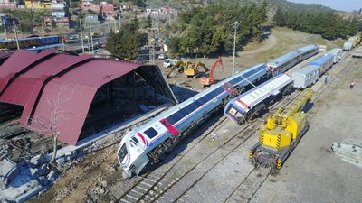 Gaziantep'te depremde 6 tren devrildi, kayalar raylara düştü