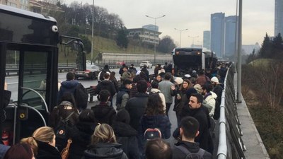 İstanbul'da metrobüs çilesi: Vatandaşlar tehlikeli yolda yürümek zorunda kaldı