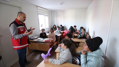 Gaziantep'te gönüllü öğretmenler, depremzede çocuklar için görevde