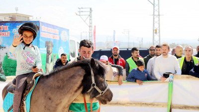 Gaziantep'te depremzede çocuklara atlı terapi