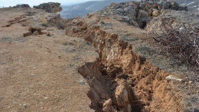 Malatya Darende'de dev fay yarıkları oluştu