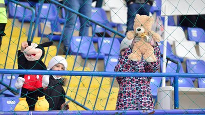 Zeljeznicar-Sloboda maçında depremzede çocuklar için oyuncak toplandı