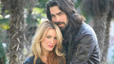 Arka Sokaklar Zeynep'in doludizgin aşk yaşadığı eski sevgilisi Survivor yıldızı çıktı! Sarmaş dolaş pozlar