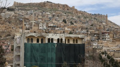 Mardin'in tarihi dokusunu bozan bina yıkılıyor