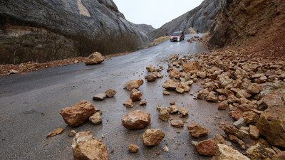 Darende’de sağanak heyelanlara neden oldu