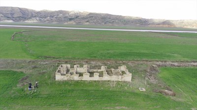 Keban Baraj Gölü'nde su çekildi: 83 yıllık tren istasyonu ortaya çıktı