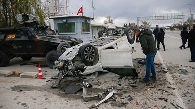 Eskişehir'de uygulama noktasındaki kazada 5'i polis, 6 kişi yaralandı