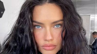 Adriana Lima'nın ilk göz ağrısı büyüdü, annesine yetişti! Güzelliğinin tarifi yok...