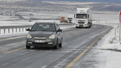 Kars'ın buzlu yollarında sürücüler adeta bir imtihandan geçiyor!