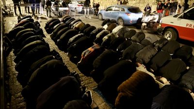 İsrail polisinden yeni baskın! Filistinliler sabah namazını Mescid-i Aksa'nın kapılarında kıldı