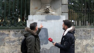 Galatasaray Lisesi kapısındaki 'ikiz yılan heykellerinden biri kayıp' iddiası