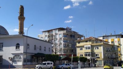 Hatay'da depremde hasar alan caminin minaresi yıkıldı: O anlar kamerada