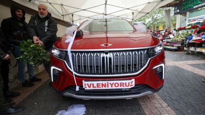 Bursa'nın gelin arabası Togg oldu: Anadolu kırmızısı gelin gibi süslendi