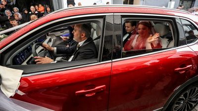 Bursa'da gelin arabası olan Togg'un şoför koltuğuna Bursa Büyükşehir Belediye Başkanı Alinur Aktaş geçti