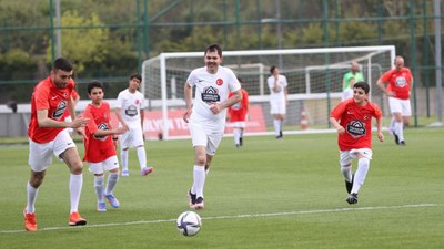 Murat Kurum ve yıldız futbolcular depremzedeler için sahaya çıktı