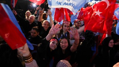 AK Parti Genel Merkezi önünde kutlamalar başladı