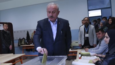 TBMM Başkanı Mustafa Şentop Üsküdar'da oyunu kullandı