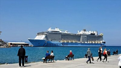 Kuşadası'na dev kruvaziyerle 4 bin 200 turist geldi