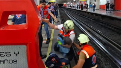 Meksika'da metro istasyonuna tavuk girdi