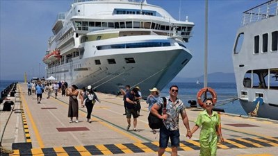 Kuşadası'na 5 kruvaziyer yanaştı! 7 bin 550 turist indi