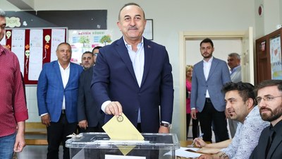 Dışişleri Bakanı Çavuşoğlu oyunu kullandı: Türk milleti demokrasiye düşkündür