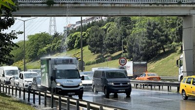 Kağıthane'de boru patladı su yola aktı