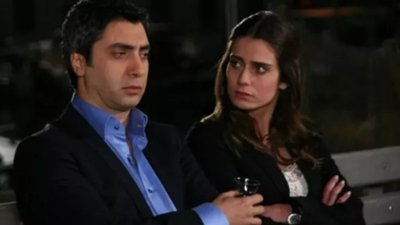 Kurtlar Vadisi'nin Savcı Leyla'sı heykel önünde mini elbisesiyle olay oldu: 