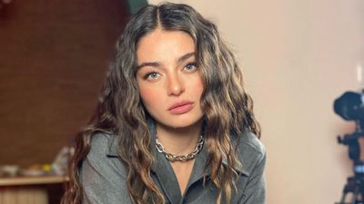 Ayça Ayşin Turan cesur elbisesiyle görenleri mest etti! 