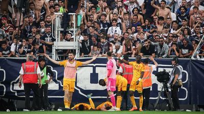 Taraftarın saldırdığı futbolcu beyin sarsıntısı geçirdi