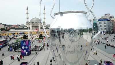 Taksim Meydanı’na dev kupa maketi getirildi: Vatandaşlar fotoğraf çekilmeyi ihmal etmedi