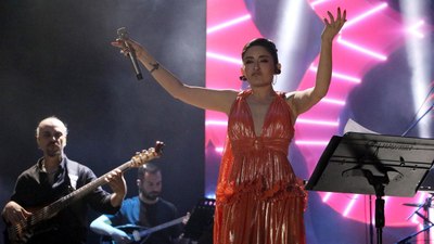 Melek Mosso, Tekirdağ konserinde yine özür diledi