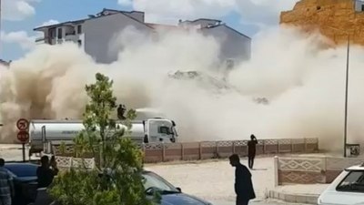 Elazığ'da korna sesiyle bina yıkımı kamerada