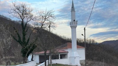 Yunanistan'da saldırgan bir kişi camiye girerek Kur'an-ı Kerimleri yırttı