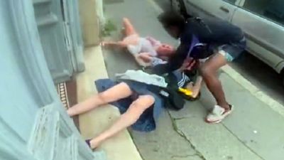 Fransa'da kadına ve torununa evlerinin önünde saldırı anı