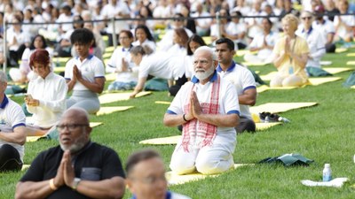 Hindistan Başbakanı Narendra Modi, 2 binden fazla kişiyle yoga yaptı