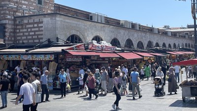 Kurban Bayramı öncesi Eminönü ve Mısır Çarşısı'nda alışveriş hareketliliği yaşanıyor