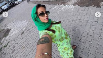 Zeynep Alkan başına şal taktı