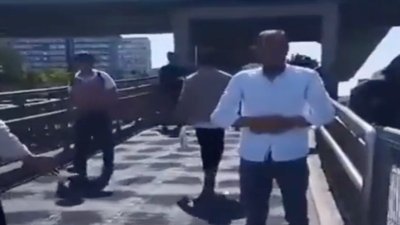 Şirinevler'de metrobüs durağına seccadeyi serip namaz kıldı