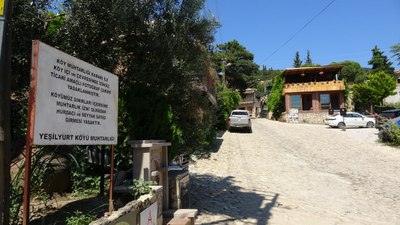 Çanakkale'nin Yeşilyurt köyünde sadece turistler ücretsiz fotoğraf çekebiliyor