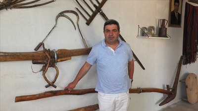 Elazığlı iş insanı, ailesinden yadigar eşyaları köyünde yaptırdığı evde sergiliyor