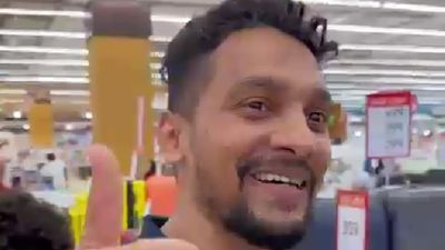 BAE'de Türk lirası taşıyan Hint genci: Türkiye'yi seviyorum