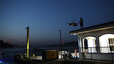 Üsküdar'da sıcaktan bunalanlar, iskelenin çatısından suya atladı