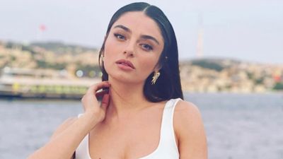 Ayça Ayşin Turan duru güzelliğiyle kendine hayran bıraktı! Cesur pozlarına yorum yağıyor