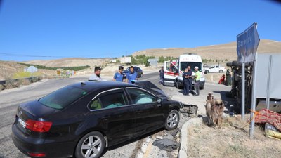 Malatya'da tarım işçilerini taşıyan minibüs ile otomobil çarpıştı: 9 yaralı