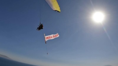 Vanlılar heyecanlı! Yamaç paraşütüyle Van Gölü semalarında pankart açtılar: Erciş il olsun