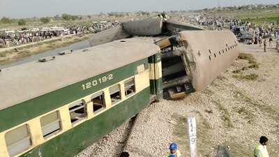 Pakistan'da tren raydan çıktı: 28 ölü