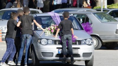 Erzincan'da düğün konvoyunun önüne geçen çocuk aracın altında kaldı