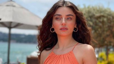 Ayça Ayşin Turan’dan cesur pozlar! Karın kaslarıyla hayran bıraktı “Yine düştük güzelliğine”