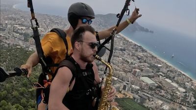 Antalya'da yamaç paraşütü yaparken enstrüman çaldı